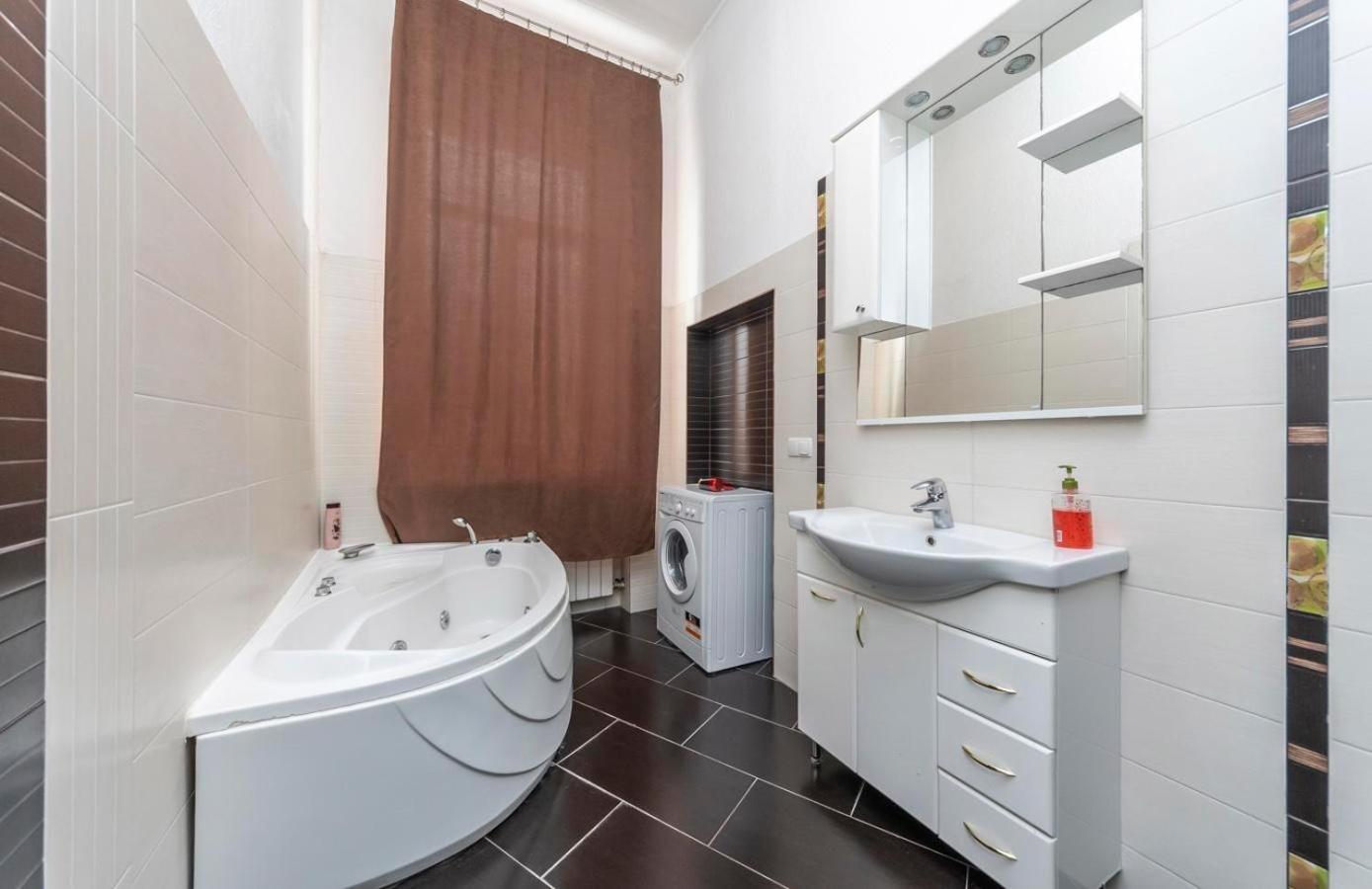 Comfortable Apartment On Mikhaylovskiy Lane Kiev Eksteriør billede