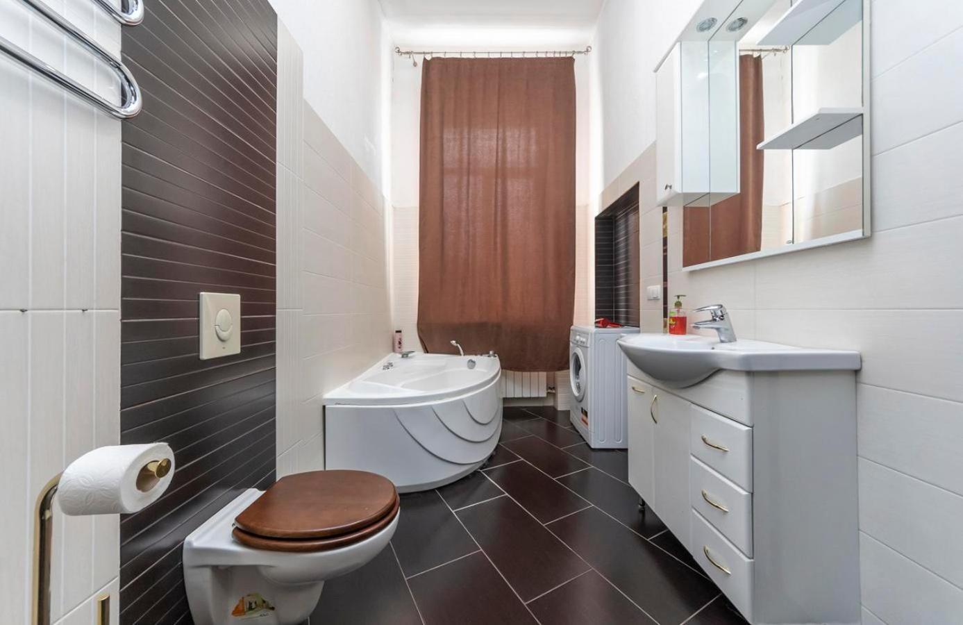 Comfortable Apartment On Mikhaylovskiy Lane Kiev Eksteriør billede